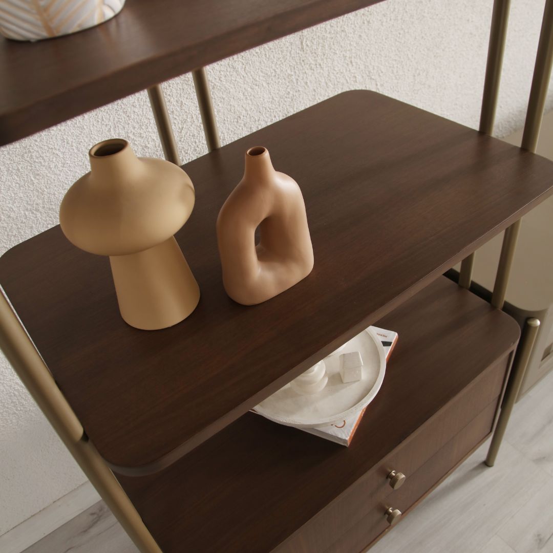 Библиотека Colt – висок модул с няколко рафта и долно чекмедже за съхранение.