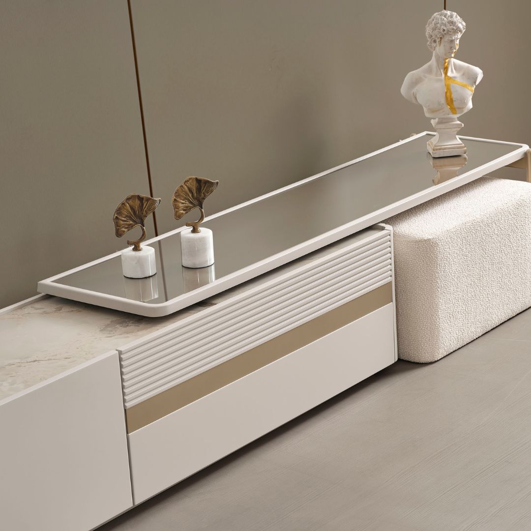 Близък план на релефния фронт с вертикални линии и декоративната лайсна. Детайлът придава характер и премиум усещане.